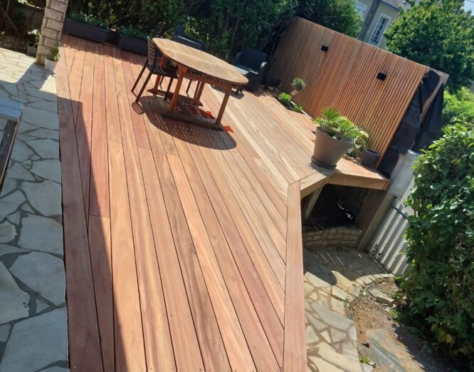 Terrasse sur pilotis en bois