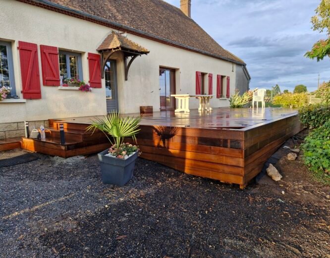 Terrasse en bois exotique de 100m² avec spots intégrés