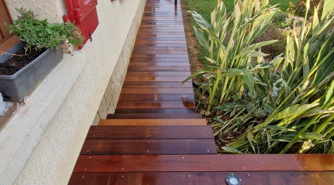 Terrasse en bois exotique avec spots intégrés