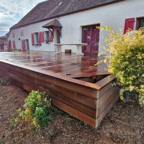 Terrasse de 100m² en bois exotique avec spots intégrés