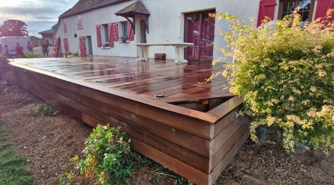 Terrasse de 100m² en bois exotique avec spots intégrés