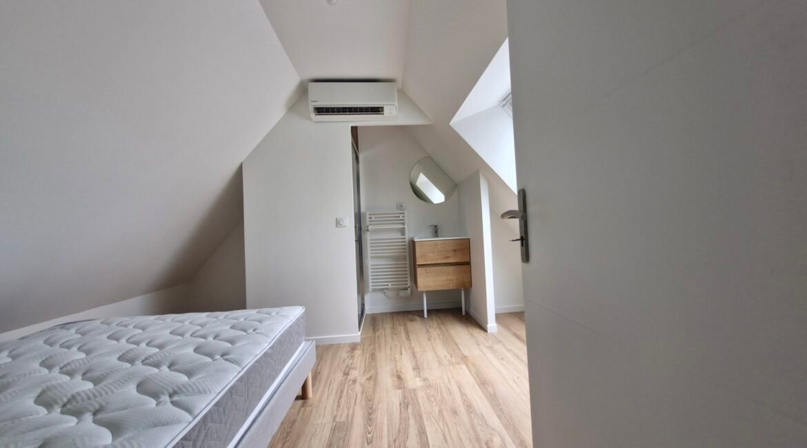 Chambre rénové de la dépencance