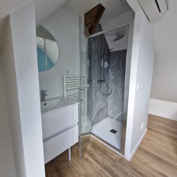 L'une des salle de bain rénové de la dépandante