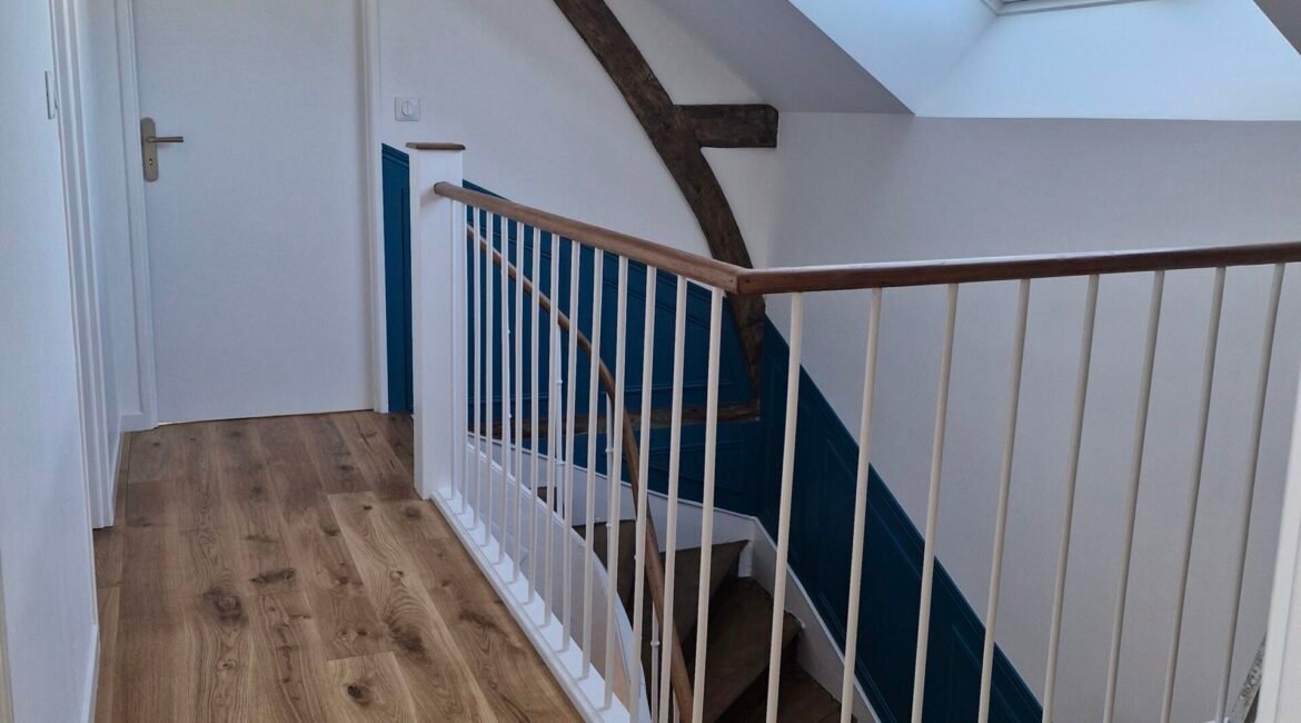 Couloir et escalier avec parquet et touche de peinture