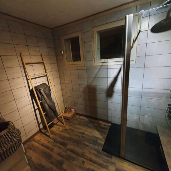 Salle de bain terminée, vue de nuit